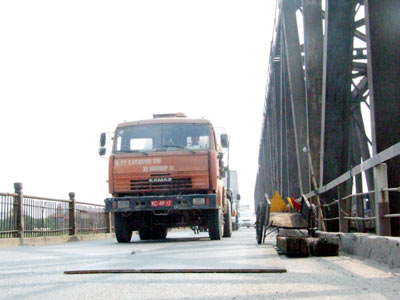 Cấm xe tải nặng qua cầu Đuống